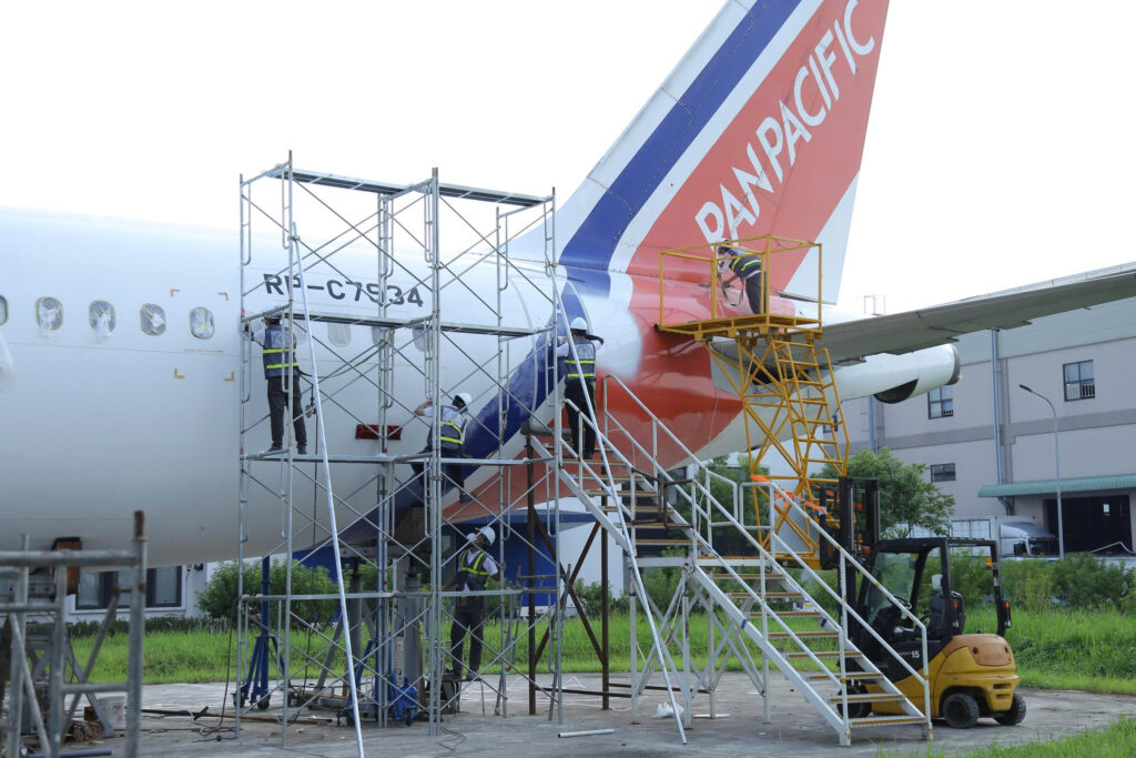 MT PSI Đồng Hành Cùng AESC Thi Công Sơn Máy Bay Tại Triển Lãm VEC z6978778143931 4fd2a9a581d24ccfb92124006af53f34